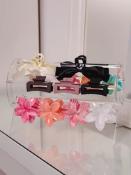 מעמד אקרילי לקשתות וקליפסים לשיער